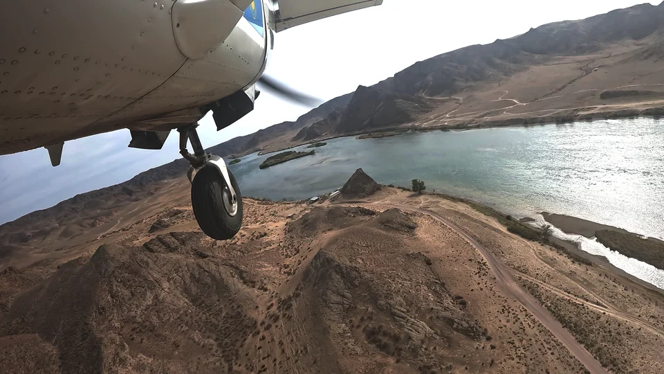 空中俯瞰伊犁河的河岸与小岛